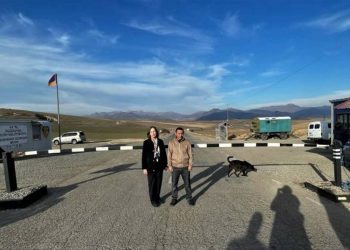 Посол США в Армении посетила начальный участок Лачинского коридора