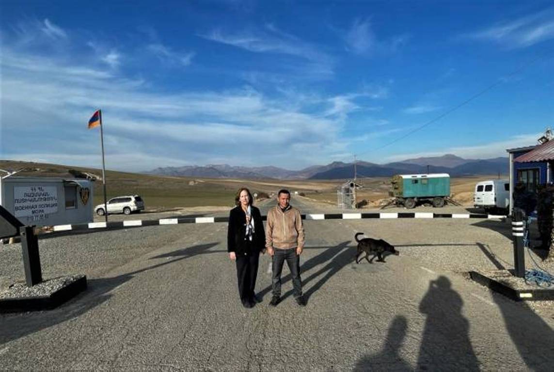 Посол США в Армении посетила начальный участок Лачинского коридора