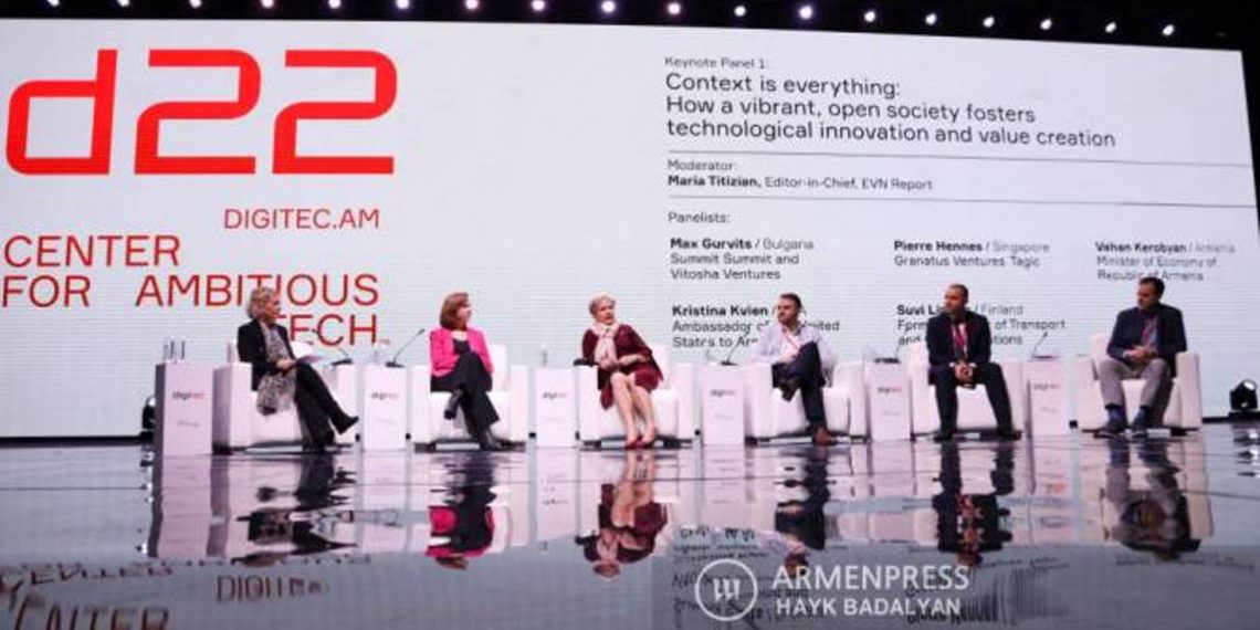 Стартовал «ДиджиТек22»: в нем участвуют около 30 спикеров из 9 стран, 2000 участников и 120 компаний