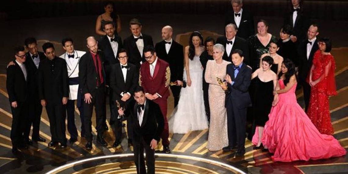 «Все, везде и сразу» — Лучший фильм: названы лауреаты 95-го «Оскара»