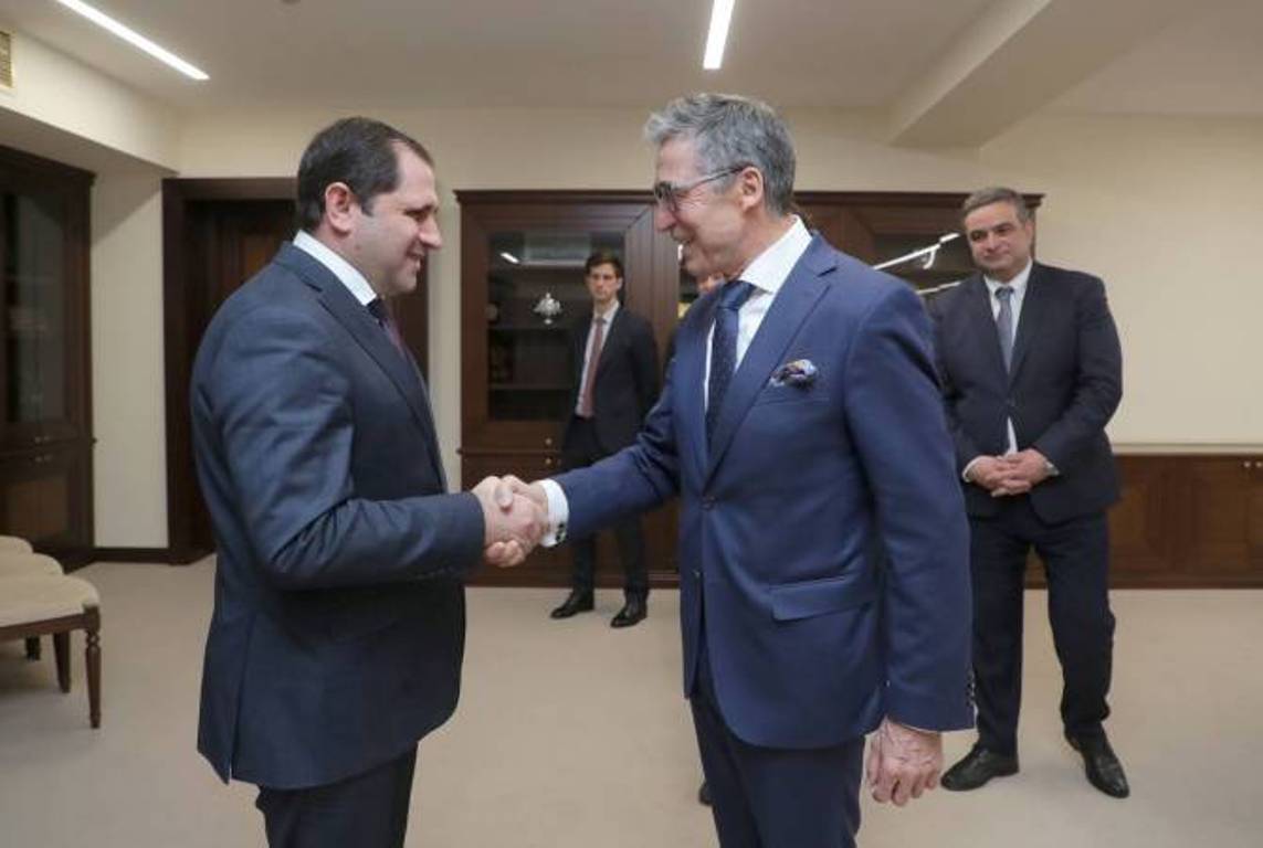 Министр обороны Армении и бывший генеральный секретарь НАТО обсудили вопросы региональной безопасности