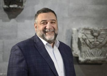 Когогин сообщил, что Варданян остается в проекте создания электрокара «Атом»