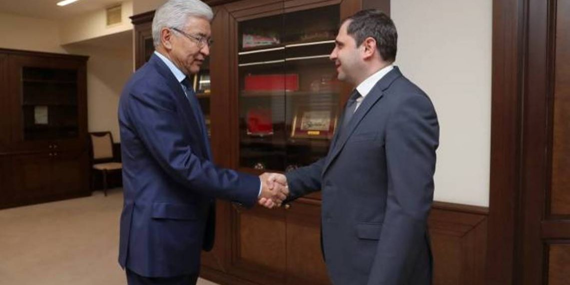 Министр обороны Армении обсудил с генеральным секретарем ОДКБ вопросы международной и региональной безопасности