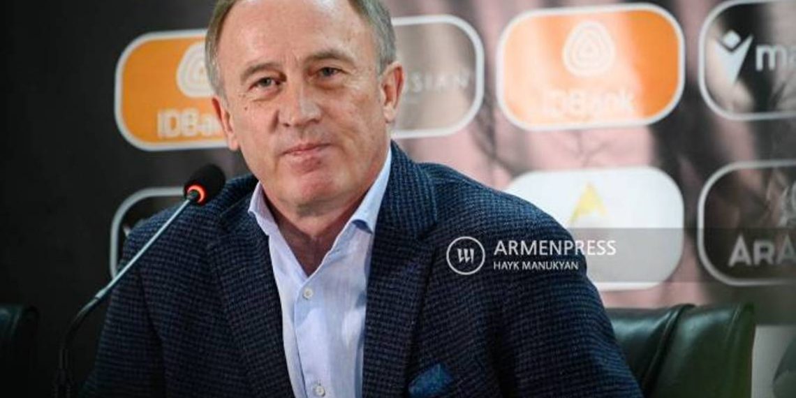 Генрих Мхитарян отказался от общения с новым главным тренером сборной Армении по футболу