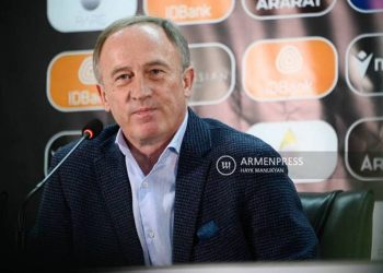 Генрих Мхитарян отказался от общения с новым главным тренером сборной Армении по футболу
