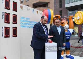 В Ереване поместили табло-часы обратного отсчета времени до чемпионата Европы по тяжелой атлетике