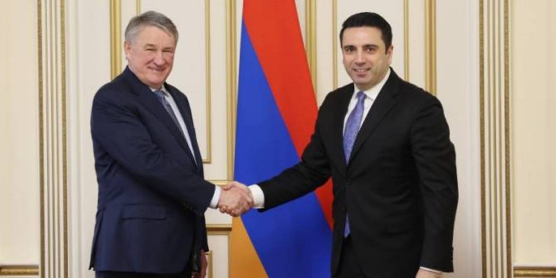 Ален Симонян принял зампредседателя Совета Федерации ФС РФ Юрия Воробьева