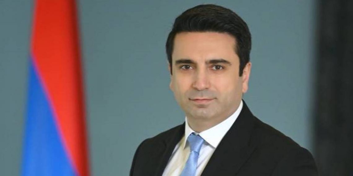 Спикер НС Армении поскользнулся и повредил локоть