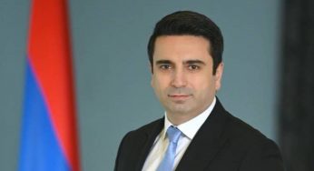 Спикер НС Армении поскользнулся и повредил локоть