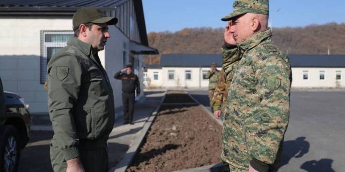 Министр обороны Армении присутствовал на церемонии проводов личного состава воинского подразделения на боевые позиции