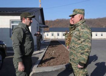 Министр обороны Армении присутствовал на церемонии проводов личного состава воинского подразделения на боевые позиции