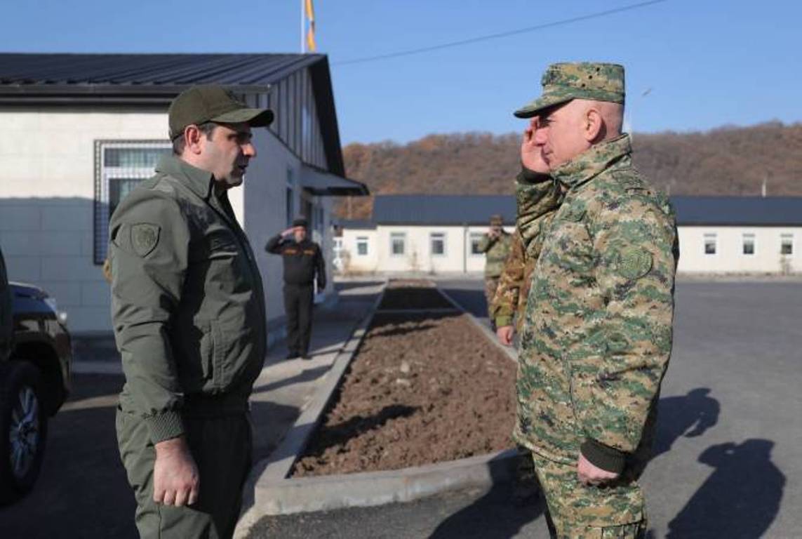 Министр обороны Армении присутствовал на церемонии проводов личного состава воинского подразделения на боевые позиции