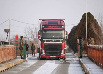 Армения и Турция договорились открыть границу для граждан третьих стран до начала туристического сезона: Мирзоян
