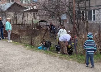 Пашинян в Дилижане присоединился к гражданам, убирающим мусор