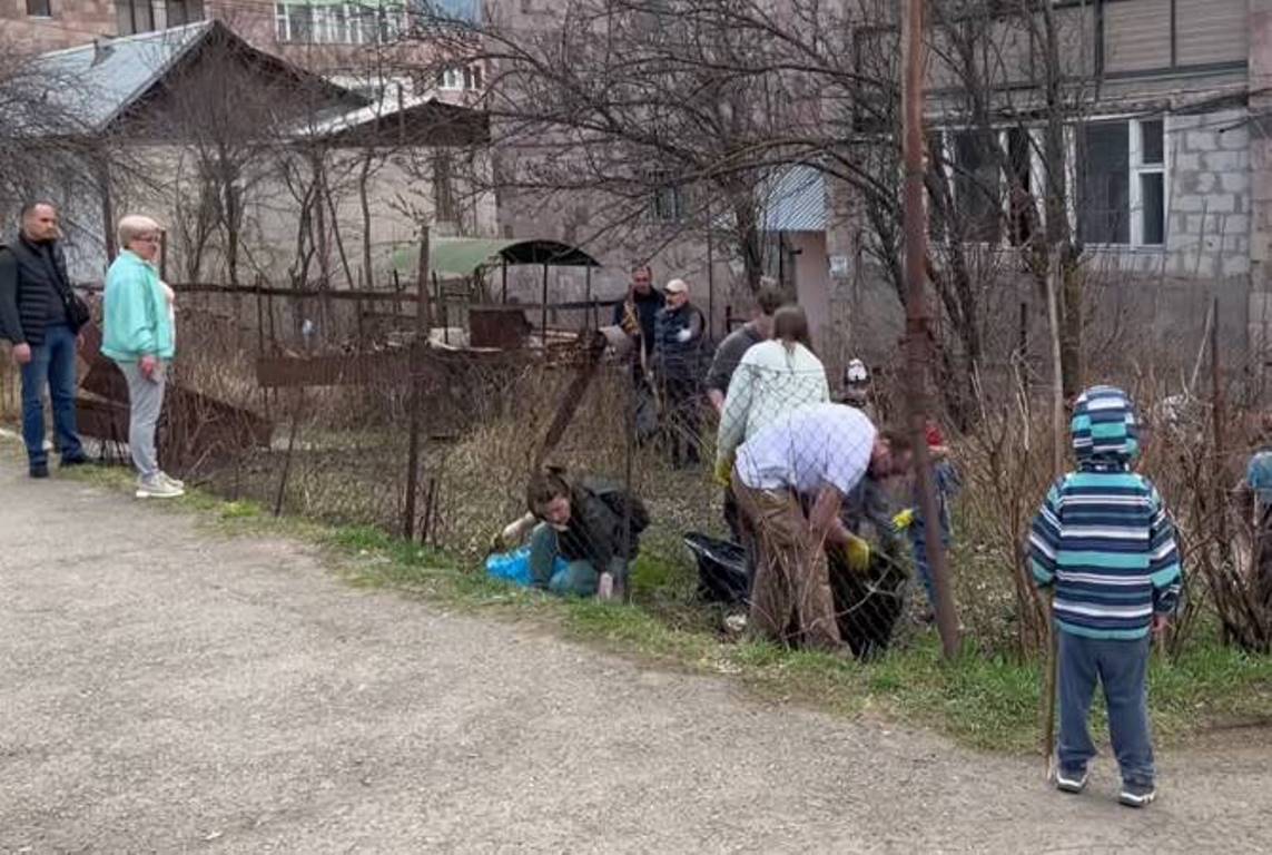 Пашинян в Дилижане присоединился к гражданам, убирающим мусор