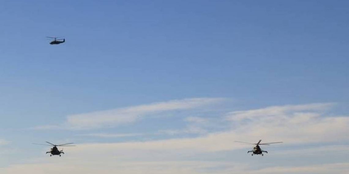 Экипажи армейской авиации ЮВО выполнили элементы сложного пилотажа в горах Армении