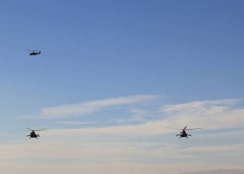 Экипажи армейской авиации ЮВО выполнили элементы сложного пилотажа в горах Армении