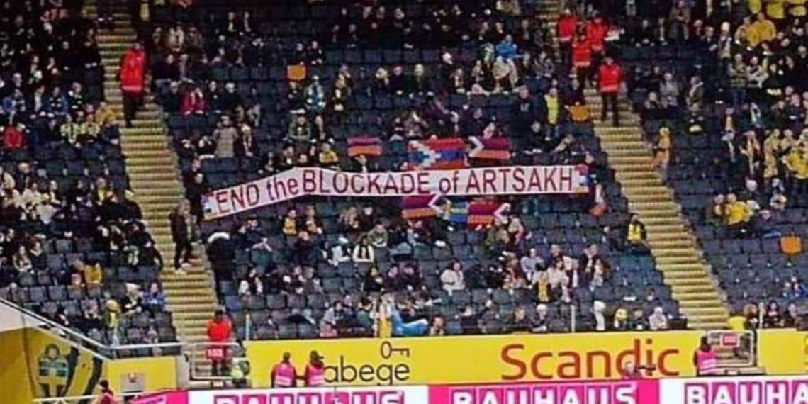 Флаги Армении и Арцаха, плакат с призывом прекратить блокаду Арцаха