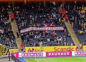 На футбольном матче Швеция-Азербайджан были подняты флаги Армении и Арцаха и плакат с призывом прекратить блокаду Арцаха