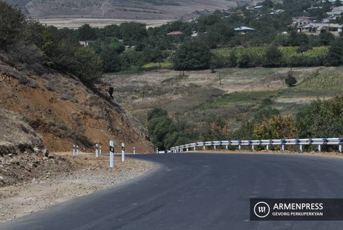 ВС Азербайджана перекрыли автодорогу Горис-Степанакерт между селами Ахавно и Тех