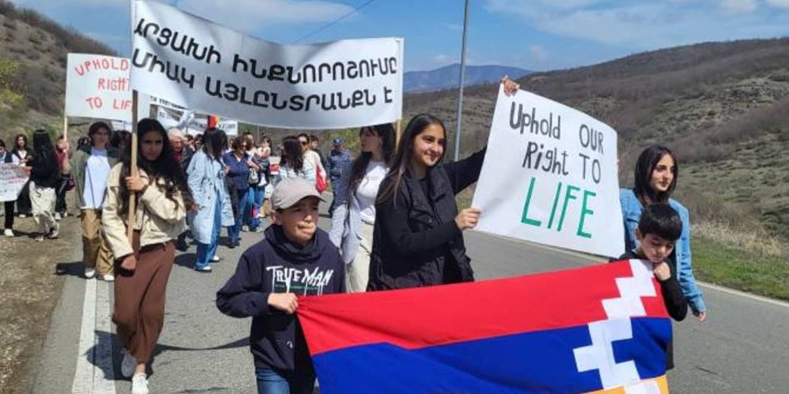 Женщины Арцаха провели мирную акцию, пройдя маршем к началу дороги, ведущей к городу Шуши