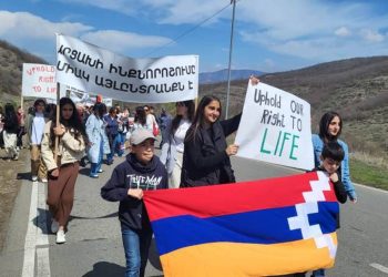 Женщины Арцаха провели мирную акцию, пройдя маршем к началу дороги, ведущей к городу Шуши