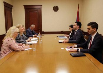 Глава КГД принял первого зампомощника госсекретаря США по вопросам международной безопасности