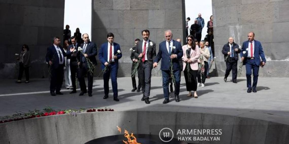 Мэр Лиона воздал дань памяти жертвам Геноцида армян