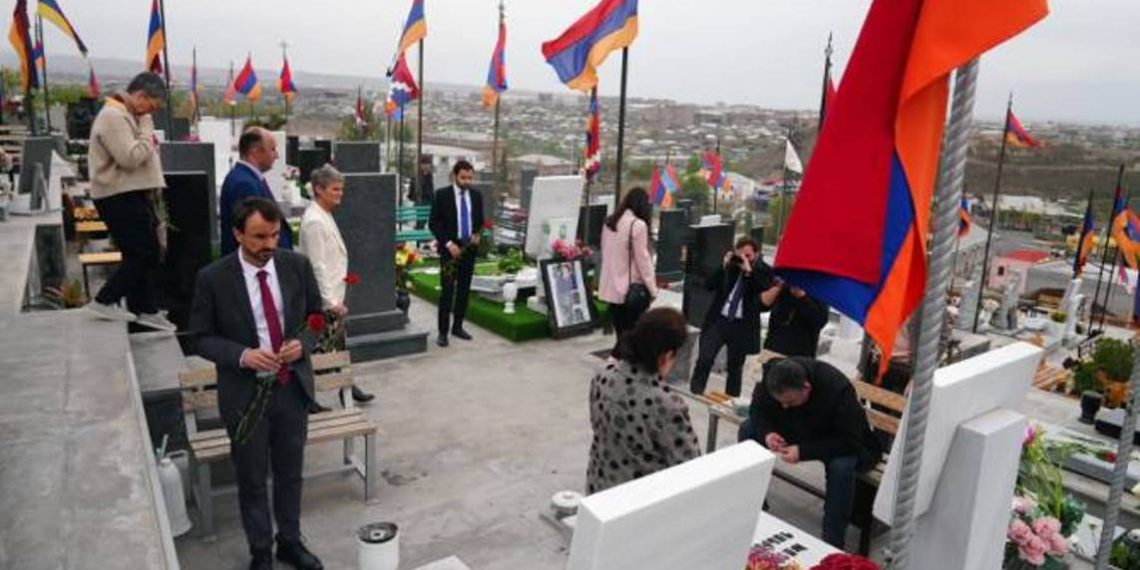 Мэр Лиона в военном пантеоне «Ераблур» почтил память воинов, погибших в Арцахских войнах