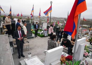 Мэр Лиона в военном пантеоне «Ераблур» почтил память воинов, погибших в Арцахских войнах