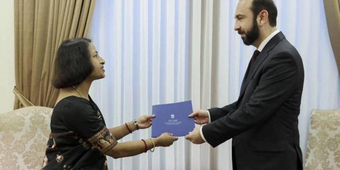 Министр иностранных дел Армении принял новоназначенного посла Индии в Армении