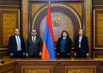 Вице-премьер Хачатрян и руководитель аппарата премьер-министра приняли делегацию департамента торговли США