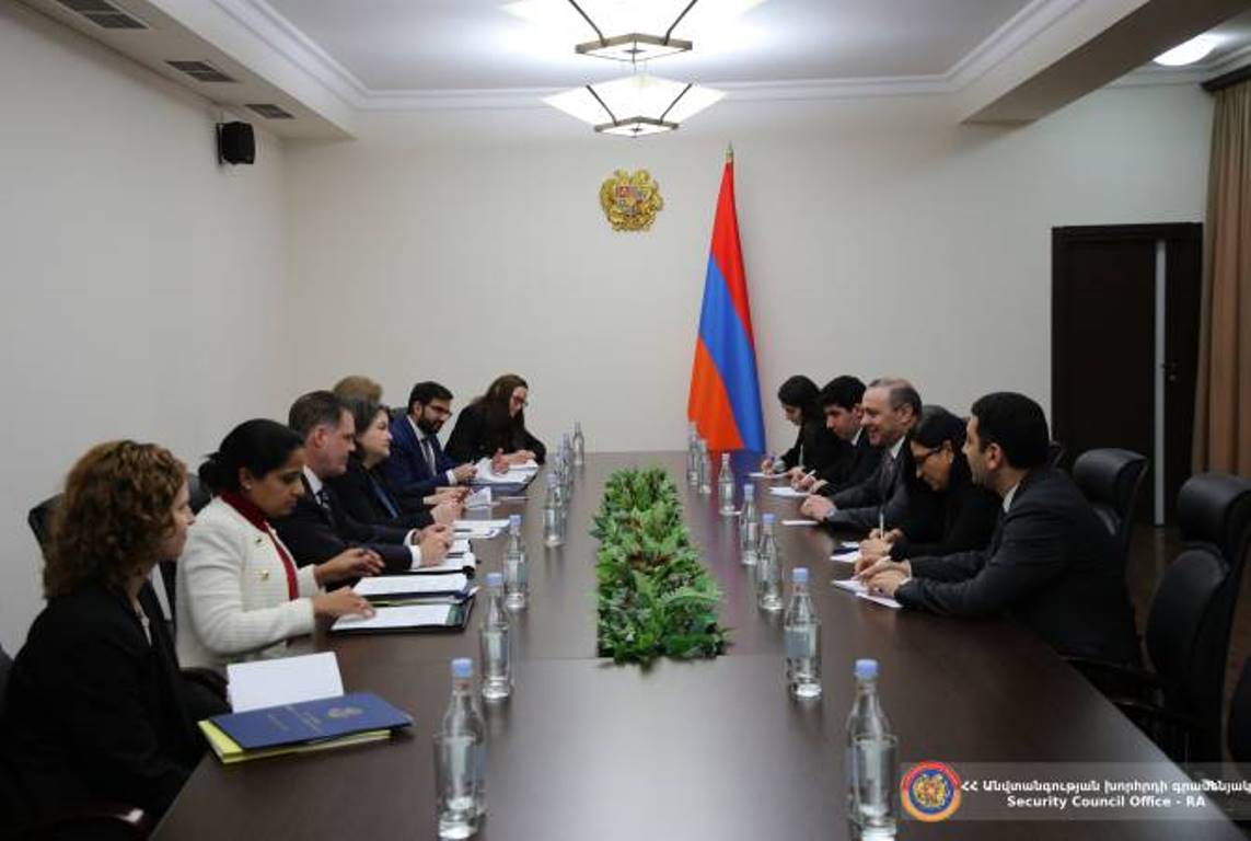 Секретарь Совбеза Армении и заместитель секретаря департамента торговли США обсудили вопросы сотрудничества
