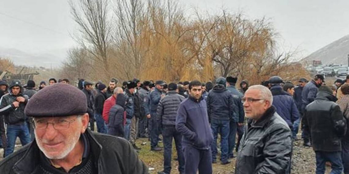 Родные военнослужащих Армении, захваченных в плен в Хцаберде, перекрыли межгосударственную дорогу Гюмри-Бавра