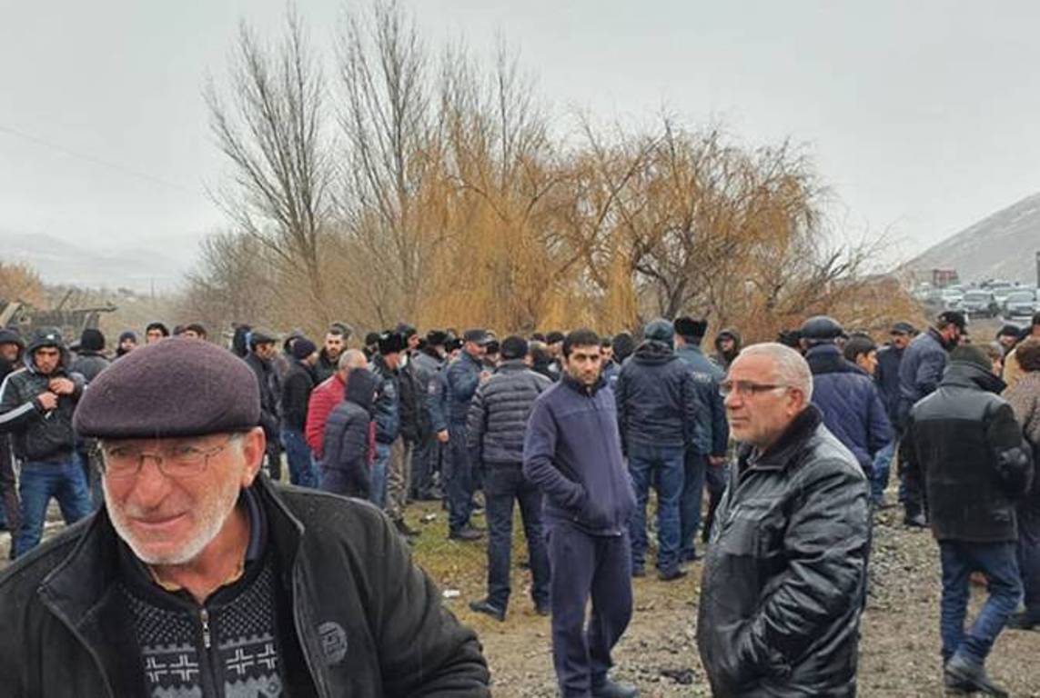 Родные военнослужащих Армении, захваченных в плен в Хцаберде, перекрыли межгосударственную дорогу Гюмри-Бавра