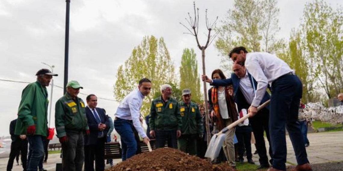 Крепнет дружба между Ереваном и Лионом: Тигран Авинян и Грегори Дусе в парке Лиона посадили деревья