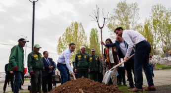 Крепнет дружба между Ереваном и Лионом: Тигран Авинян и Грегори Дусе в парке Лиона посадили деревья