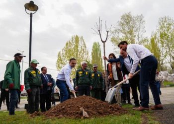 Крепнет дружба между Ереваном и Лионом: Тигран Авинян и Грегори Дусе в парке Лиона посадили деревья