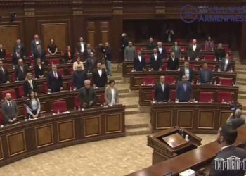 Парламент Армении минутой молчания почтил память военнослужащих, погибших в результате азербайджанской провокации