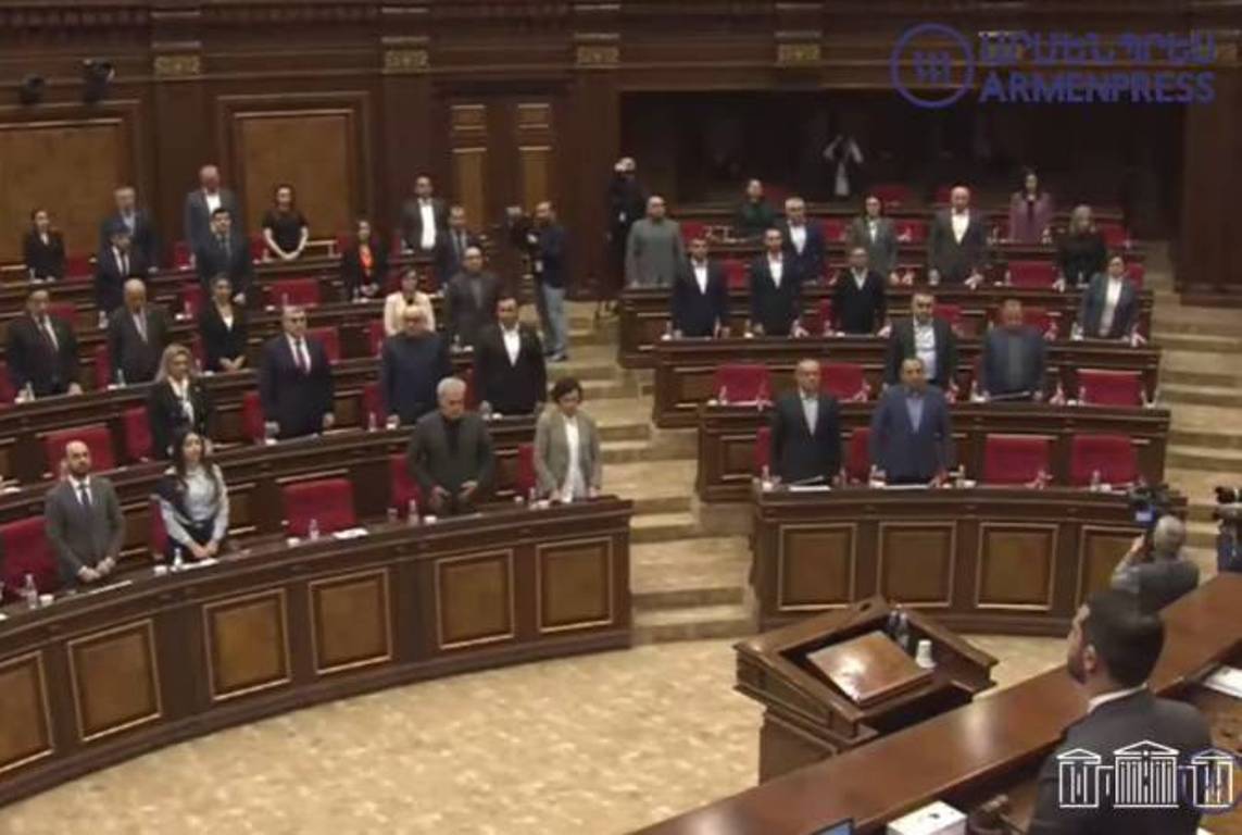 Парламент Армении минутой молчания почтил память военнослужащих, погибших в результате азербайджанской провокации