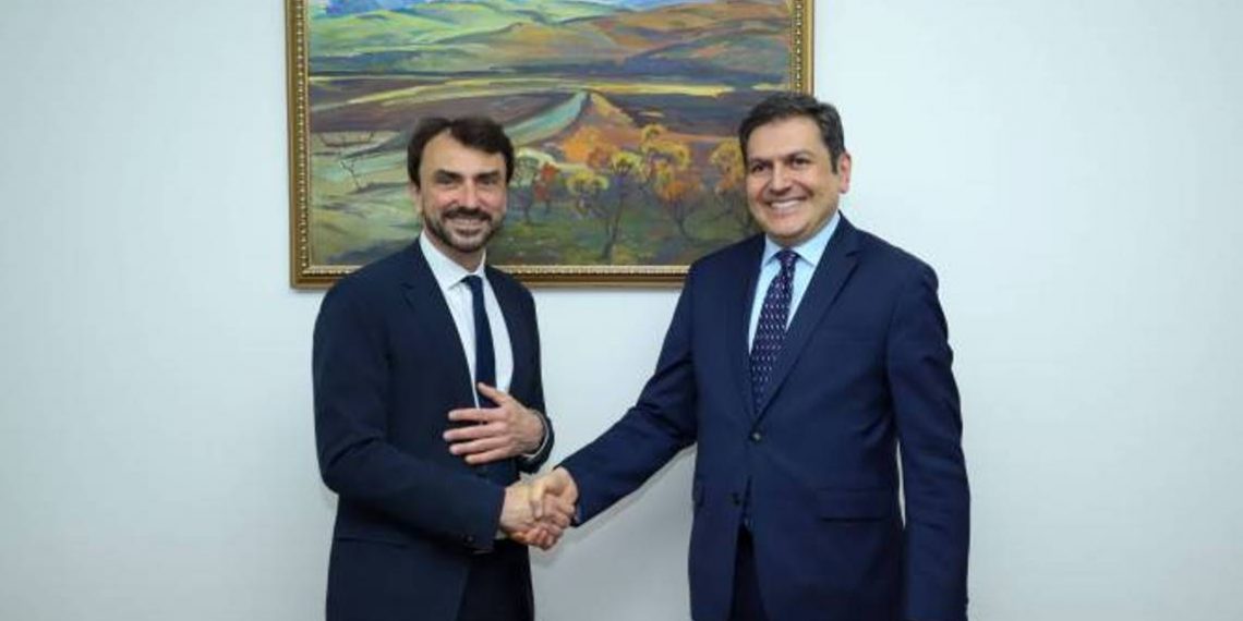 Мэр Лиона провел встречу с отцом незаконно удерживаемого в Азербайджане армянского военнопленного