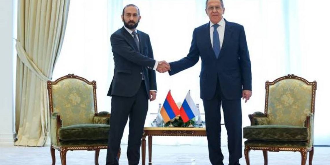Министры иностранных дел Армении и России провели в Самарканде переговоры