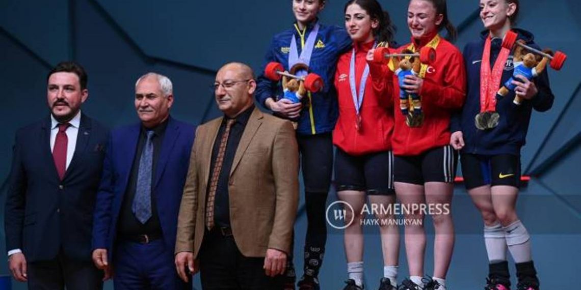 Известны первые медалисты стартовавшего в Ереване Чемпионата Европы по тяжелой атлетике