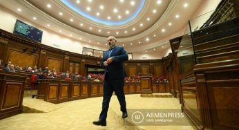 Началось внеочередное заседание Национального собрания: на повестке дня доклад о реализации  программы правительства