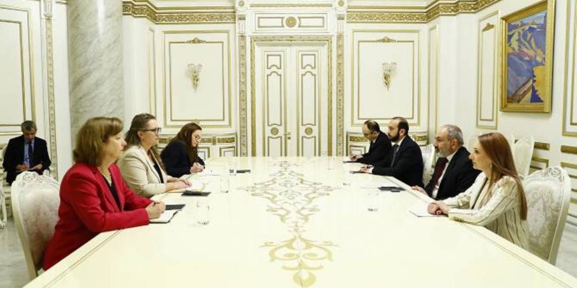 Пашинян и зампомощника госсекретаря США обсудили вопросы формирования международного механизма диалога Степанакерт-Баку