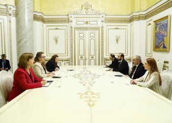 Пашинян и зампомощника госсекретаря США обсудили вопросы формирования международного механизма диалога Степанакерт-Баку