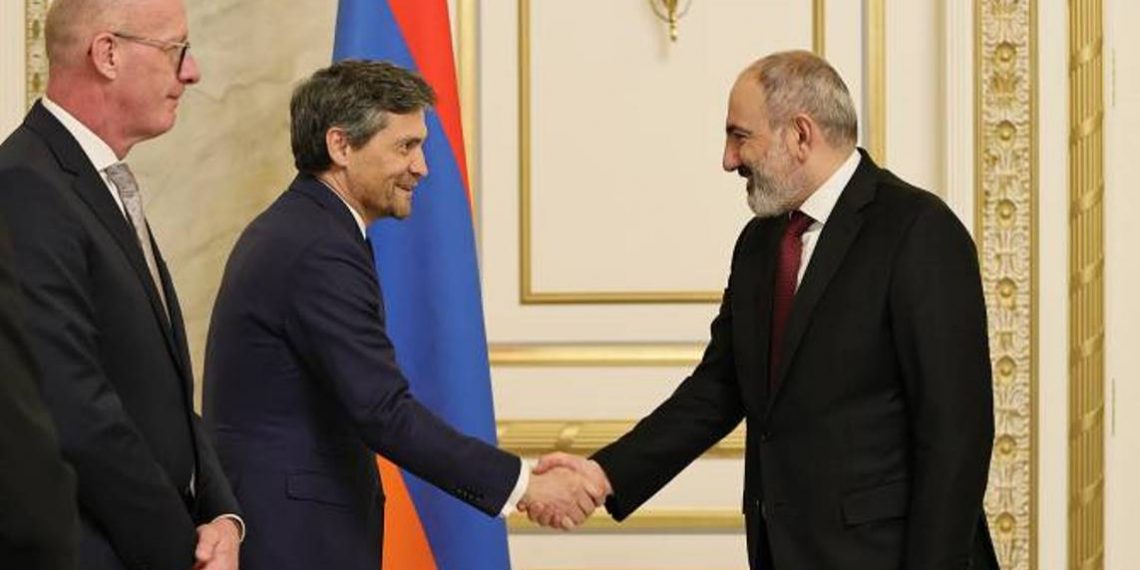 Премьер-министр Пашинян принял  старшего вице-президента компании “Philip Morris International”