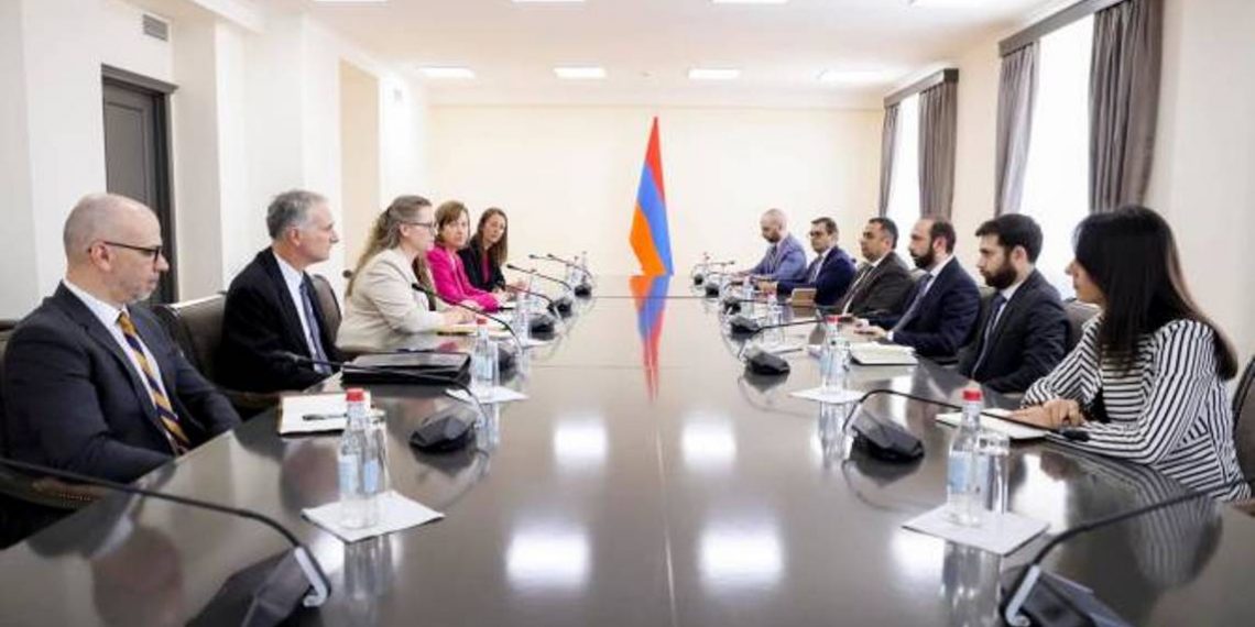 Министр ИД Армении принял заместителя помощника госсекретаря США