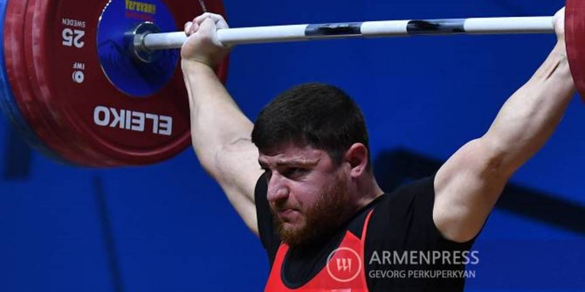 Член мужской сборной Армении по тяжелой атлетике Андраник Карапетян стал серебряным призером ЧЕ