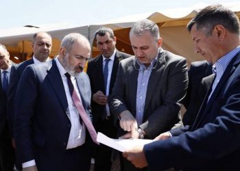 Премьер-министр ознакомился с ходом строительства дорог, школ, детских садов и реализацией других программ в Армавирской